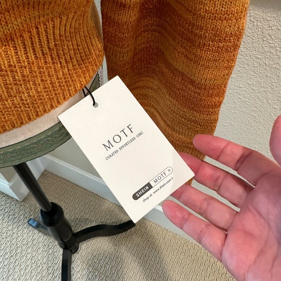 🧡🍁🌻Beautiful MOTF turtleneck sweater with embroidered flowers. 🧡💛 - Picture 8 of 10